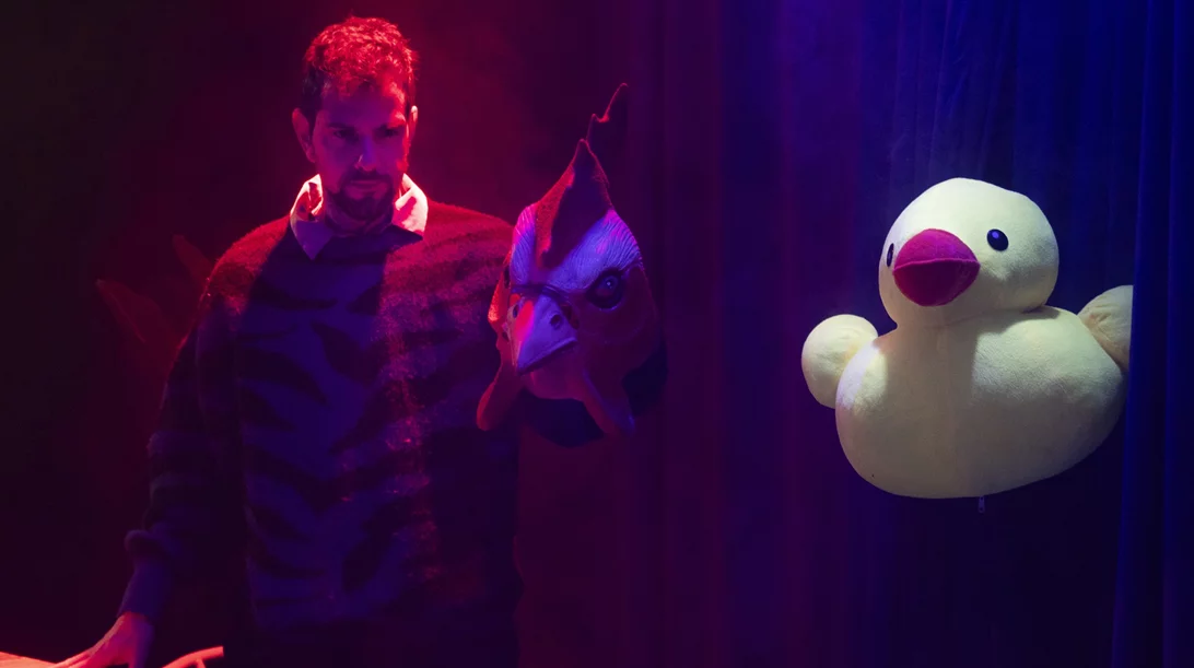 Αφιέρωμα στο θέατρο των Millennials: Ο Γιάννης Αποσκίτης και η "Μαύρη μαγεία ή Άσε τους νεκρούς να πεθάνουν"