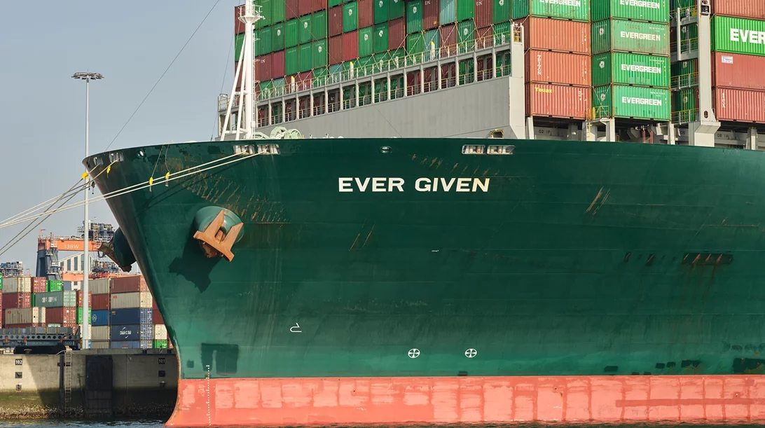 "Ever Given": Καταγράφοντας την ανθρώπινη απουσία στα βιομηχανικά τοπία