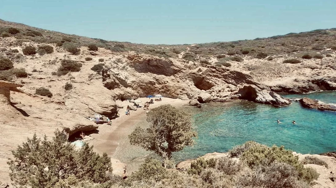 Ζέστη, καιρός για Τσίου: Η μάλλον ομορφότερη παραλία της Αττικής