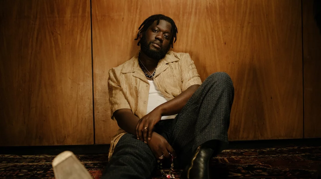 O Michael Kiwanuka θα φέρει τη σόουλ στο Ηρώδειο