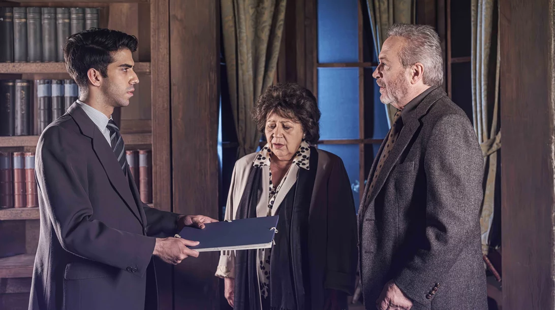 "Η ετυμηγορία": Ο Γρηγόρης Βαλτινός στις πρώτες φωτογραφίες της νέας παράστασης που θα δούμε στον Ελληνικό Κόσμο