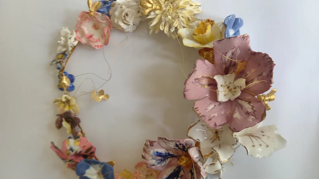 Κόσμημα και εικαστικά μελετούν τους πολυσχιδείς συμβολισμούς της μέλισσας