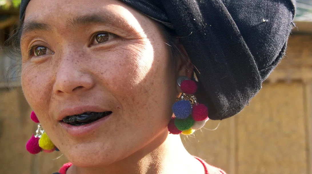 Η αναβίωση μιας αρχαίας τάσης: Πώς οι Ασιάτες καλλιτέχνες επαναφέρουν τη μαυρισμένη οδοντοστοιχία