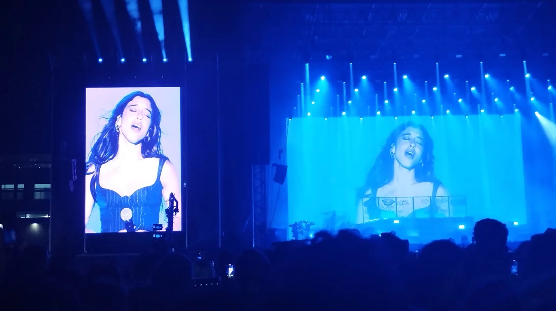 4 πράγματα που θα θυμόμαστε από τη συναυλία της Μαρίνας Σάττι στην Πλατεία Νερού