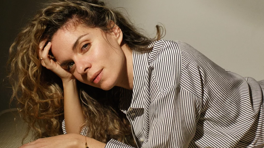 Ελένη Δαφνή "Κρατάς μυστικό"; | Η ηθοποιός και σκηνοθέτης για την παράσταση που μαθαίνει στα παιδιά ότι το σώμα μας μάς ανήκει