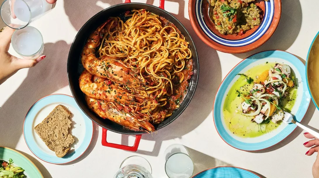 Το πιο κλασάτο 'Ouzeri' της πόλης σερβίρει θέα και θάλασσα στην Αθηναϊκή Ριβιέρα