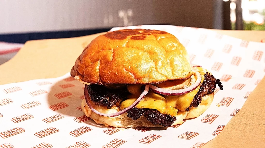 Ένα από τα κορυφαία burgers της Αθήνας ανοίγει (και) στο Κολωνάκι