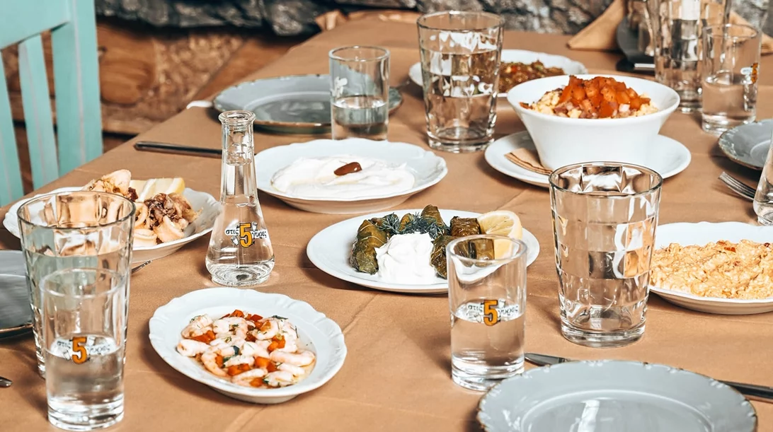 "Στις 5 Γύρες": Το βολιώτικο τσιπουράδικο α λα αθηναϊκά