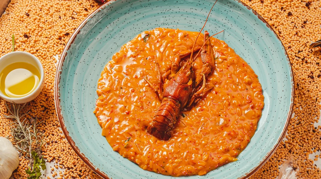 Ο "Ναουμίδης" πιάνει Ριβιέρα: Απόψε τρώμε κριθαρότο ποταμίσιας καραβίδας και βραχυκερατική μοσχίδα ωρίμανσης