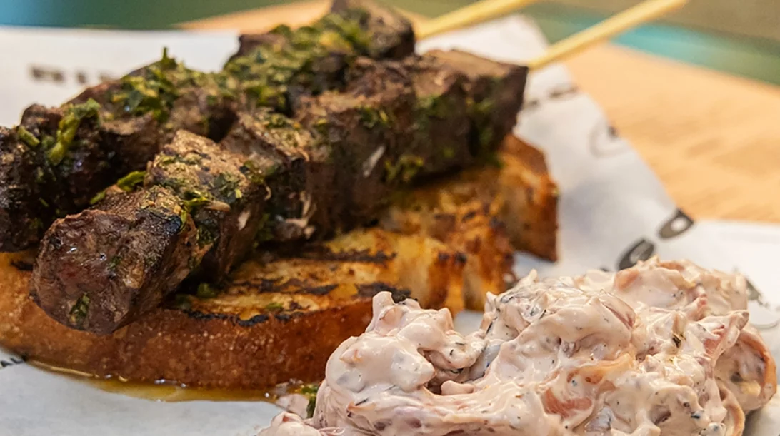 Σε μία παμπ του Ψυρρή φτιάχνουν φίνο σουβλάκι με συκώτι