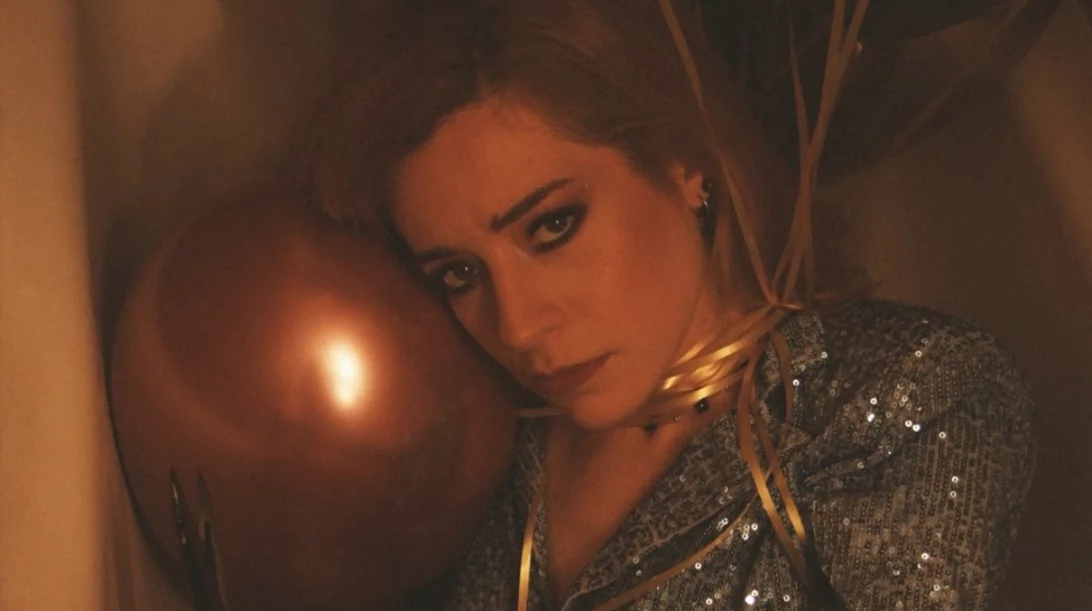 Η Κατερίνα Αγγελίτσα μάς μιλά για εκείνο το φανταστικό δείπνο με τη Σύλβια Πλαθ που ακόμα περιμένει να γίνει