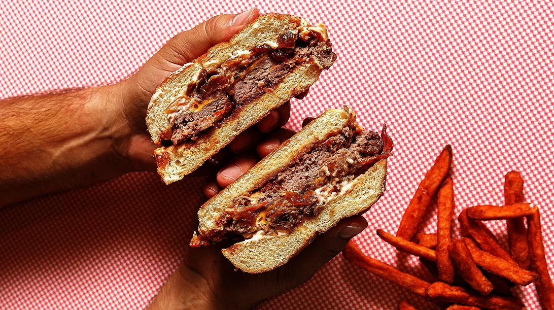 Ένα από τα πιο τίμια burgers της Αθήνας έφτασε στο Περιστέρι