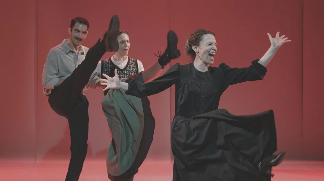 "Απολογία της Μαρί Κιουρί": Νέες φωτογραφίες από την παράσταση που επιστρέφει ανανεωμένη