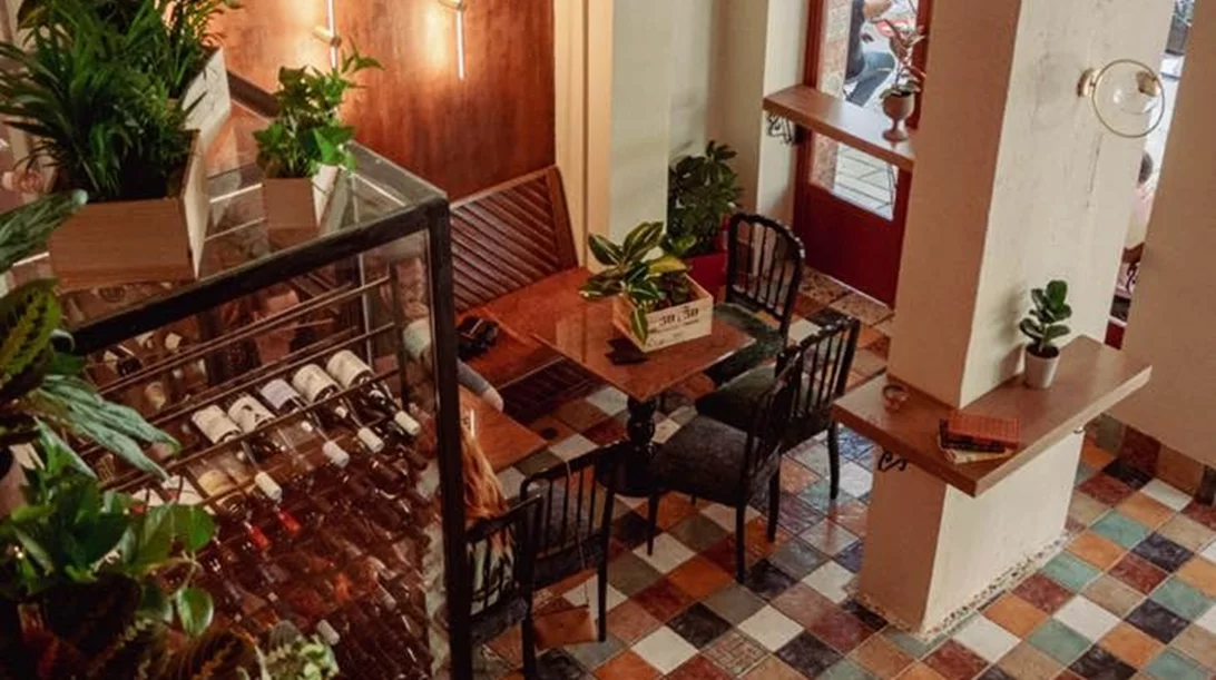 Στο Θησείο έφτιαξαν ένα wine bar με 'Agape'