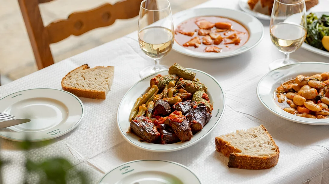 Μια παριζιάνικη ταβέρνα στρώνει τραπέζι μαζί με τον Οικονόμου