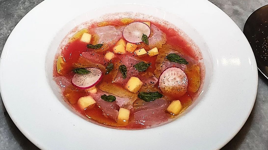 Το πιάτο της εβδομάδας: Ωμός κέφαλος με τοματόζουμο στο Pharaoh