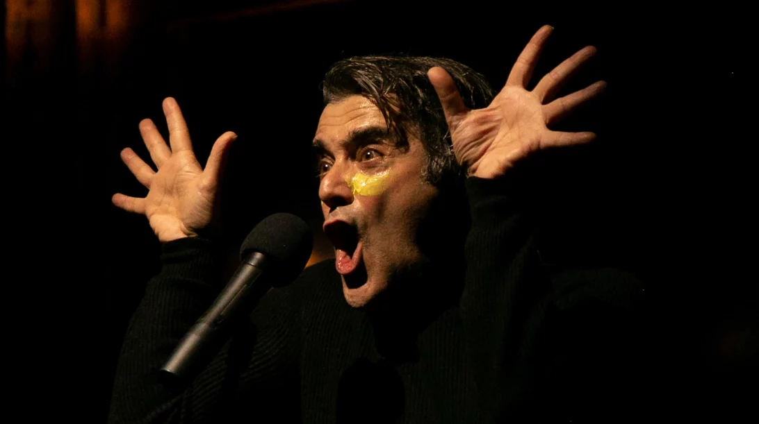 "Κόκκαλο": Η εκρηκτική παράσταση για τον Αρτό που καθήλωσε το κοινό της Νέας Υόρκης επιστρέφει