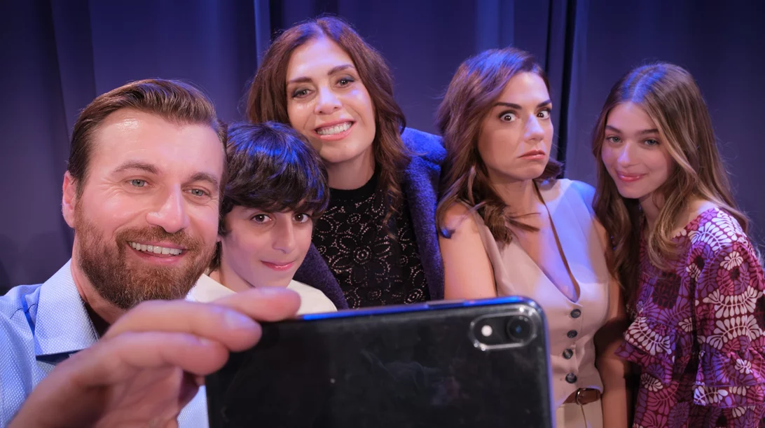 "Unfriend": Παρακολουθήσαμε την παράσταση στον Νέο Ακάδημο και μεταδίδουμε εντυπώσεις μας