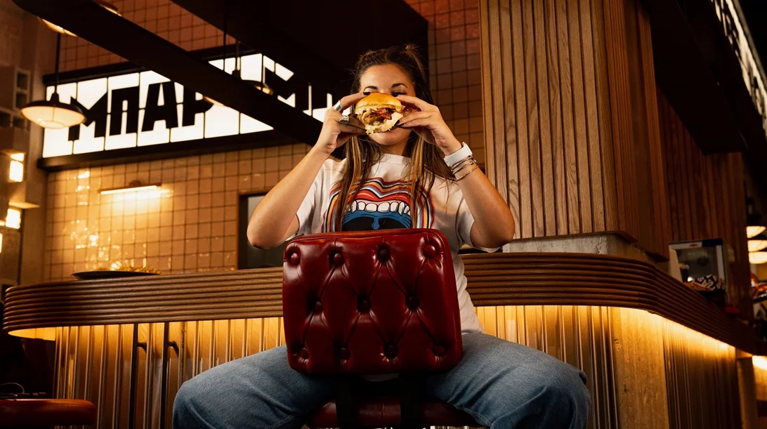 Πληθωρικό και ανανεωμένο το "Μπαρ Μπεε Κιου", δένει στο Πασαλιμάνι