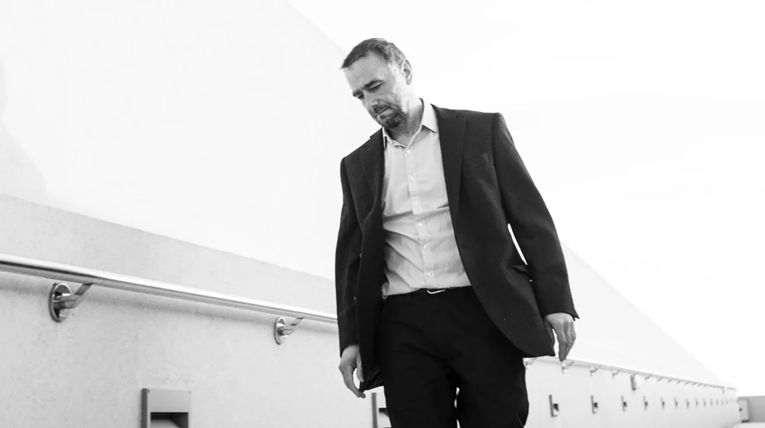 Ο Κ. Βήτα έφτιαξε ένα εικαστικό ποίημα για τη σύγχρονη Ελλάδα