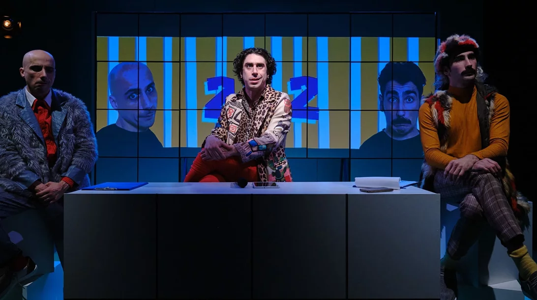 Όταν η σκηνή συναντά το τηλεοπτικό παιχνίδι γεννιέται ένα νέο θέατρο, καυστικό και σουρεαλιστικό