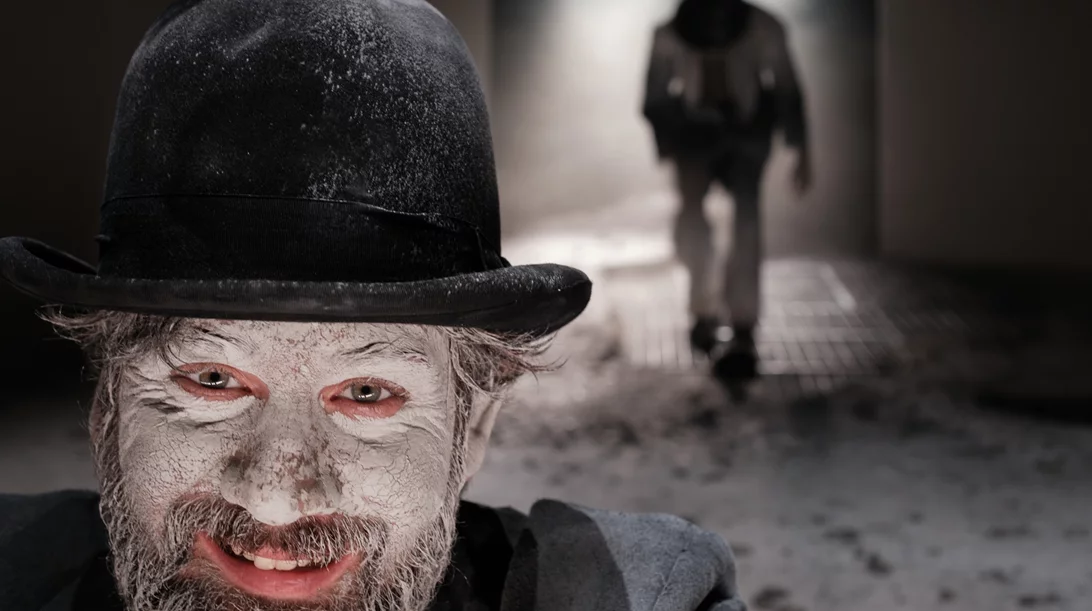 Ο Θωμάς Μοσχόπουλος αποθεώνει την παραδοξότητα και τον αυτοσαρκασμό στο "Περιμένοντας τον Γκοντό"