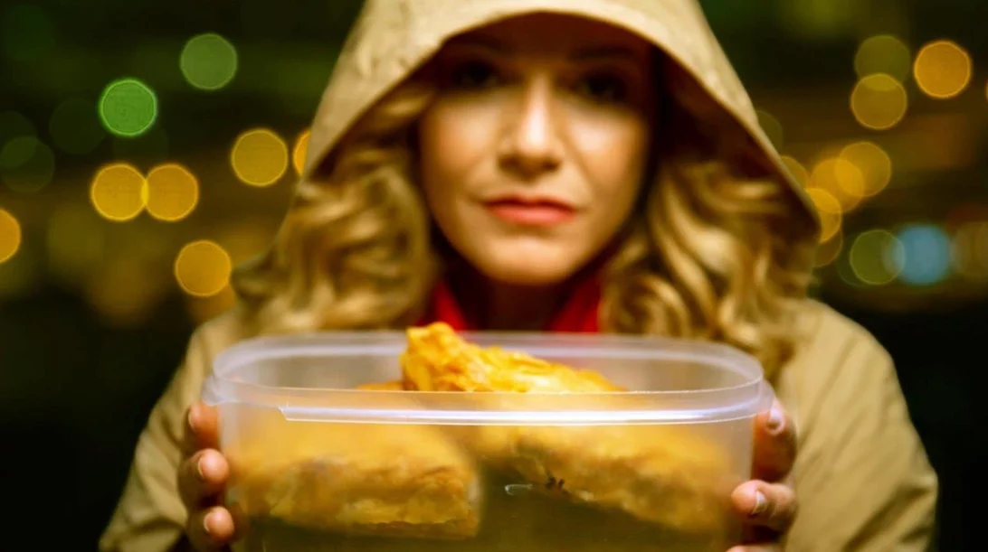 "Κρεατόπιτα": Η παράσταση-rollercoaster παίζεται για λίγο ακόμα στο Τρένο στο Ρουφ