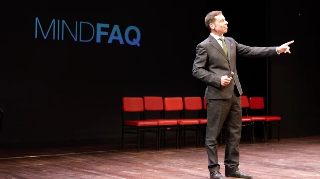 Ο Γιάννης Σαρακατσάνης μας καλεί να πάθουμε…"MindFAQ"