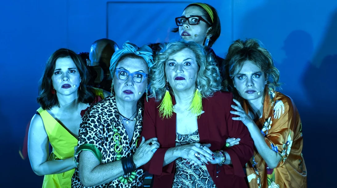 Τελευταία ευκαιρία για τις "Οκτώ γυναίκες": Το αστυνομικό θρίλερ χαρακτήρων έρχεται στο Παλλάς για μια μοναδική παράσταση