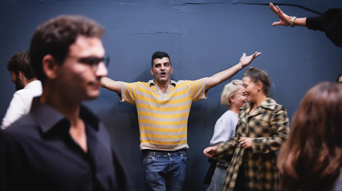 Τι κάνει τον Χρήστο Θεοδωρίδη να ξεχωρίζει στη σύγχρονη θεατρική σκηνή;