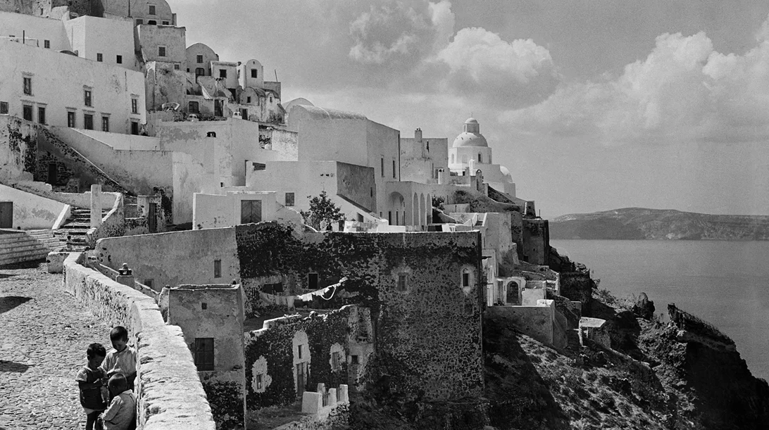 Η Σαντορίνη του μεσοπολέμου μέσα από τον φωτογραφικό φακό της Nelly’s