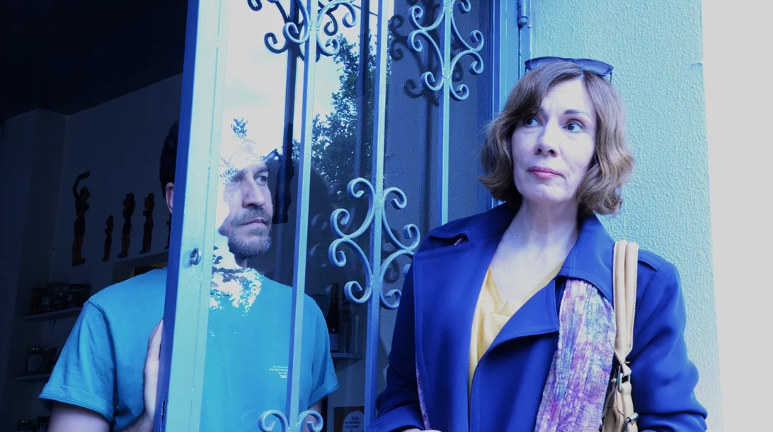 "Η σκιά της μύγας" πετάει σε καφενεία του Πειραιά