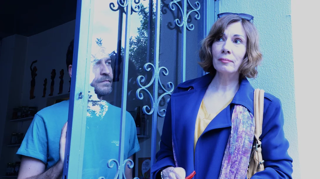 "Η σκιά της μύγας" πετά ξανά – Θέατρο στα καφενεία του Πειραιά