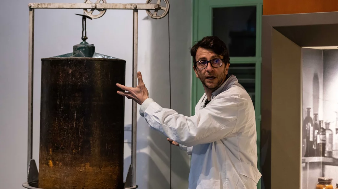 Σαββατοκύριακο με τη συναρπαστική θεατρική ξενάγηση "Ποιος κρατάει το φανάρι" στο Βιομηχανικό Μουσείο Φωταερίου