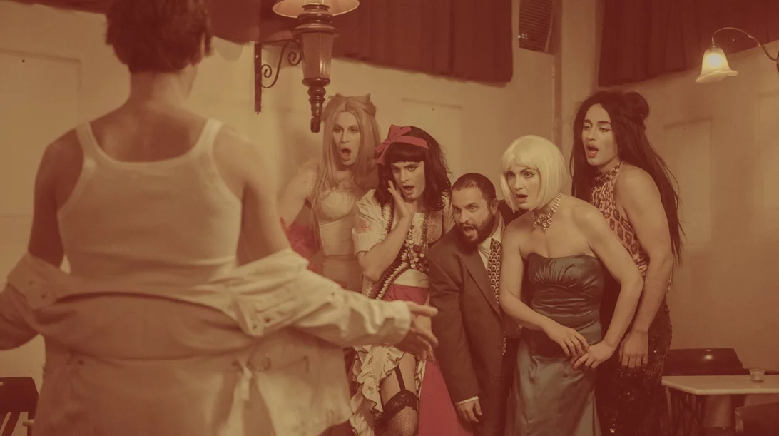 Στα άδυτα του θρυλικού μπαρ, "Χαβάη", με τα "Μπλε καστόρινα παπούτσια"