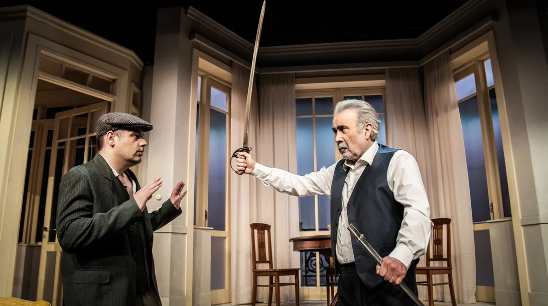 "Ένας Ήρωας με Παντούφλες": Φωτογραφίες από την παράσταση