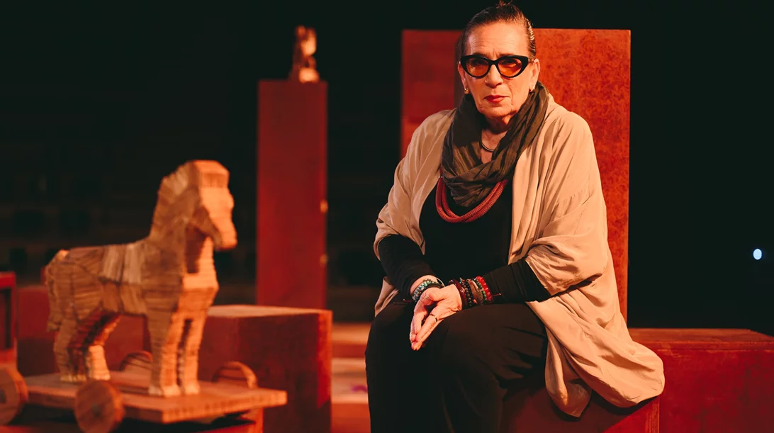 Συνάντηση με τη Λίνα Νικολακοπούλου με αφορμή τα "Χορικά ύδατα": Μια κουβέντα που θα ήθελα να μην τελειώσει ποτέ