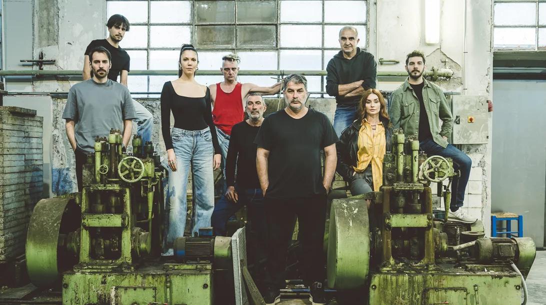 Cartel Reloaded: Ο Βασίλης Μπισμπίκης επιστρέφει στη σκηνή με industrial πανκ διάθεση