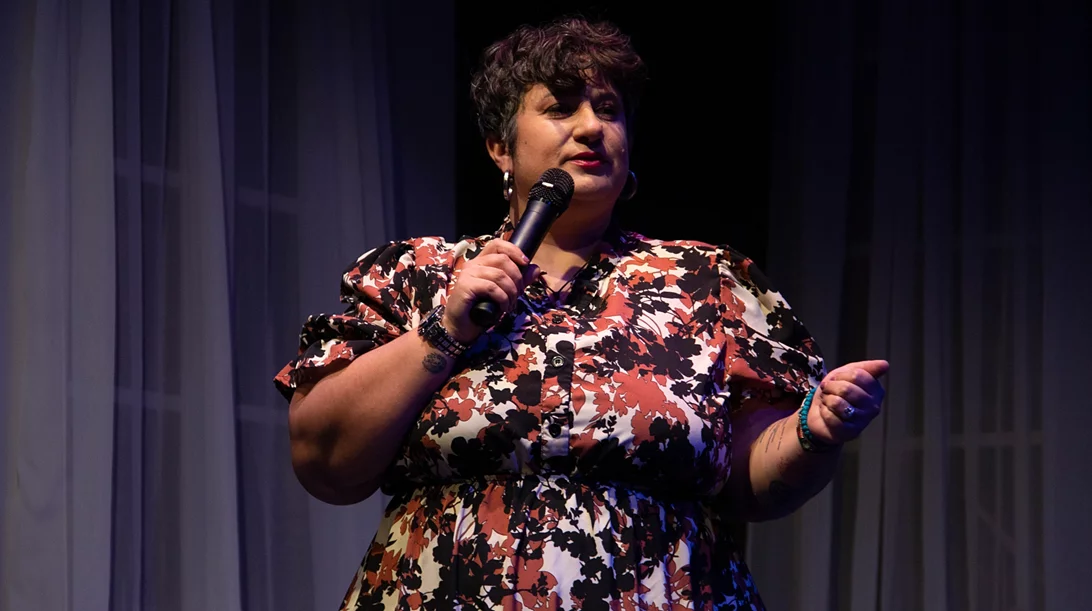 Athens English Comedy Club – Γιατί το αγγλόφωνο stand-up στην Αθήνα έχει τους φανατικούς του