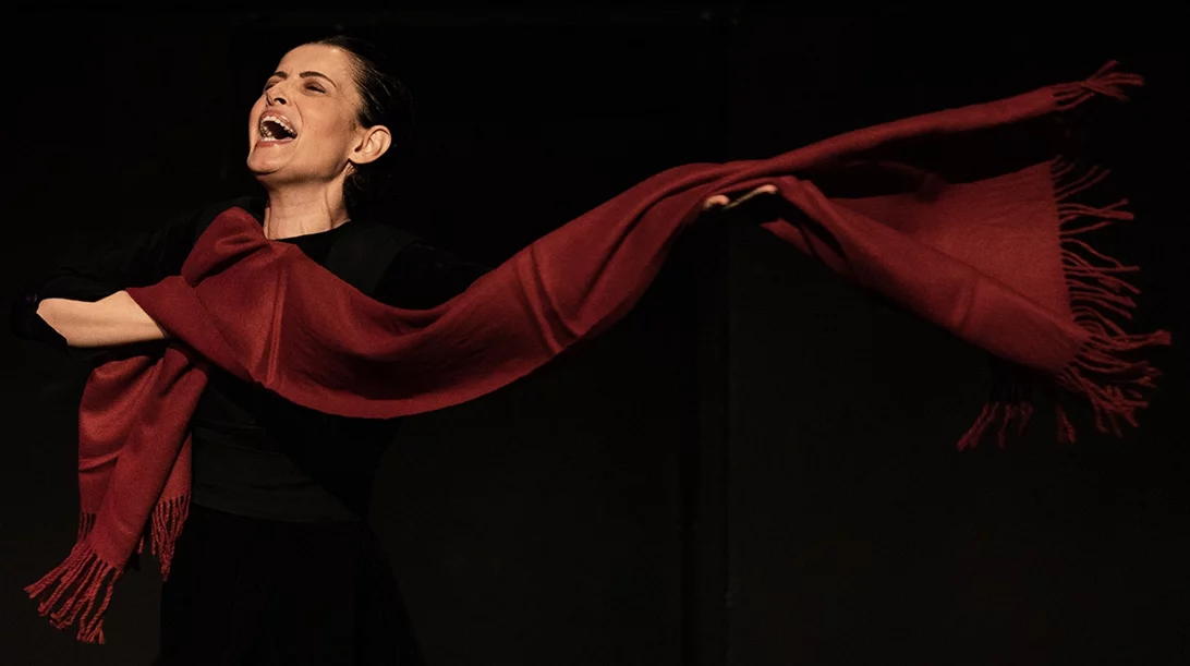 Χρύσα Παπά: Μια ψυχή, δώδεκα πρόσωπα - Η συγκλονιστική "Σέρρα" στο Θέατρο Βράχων