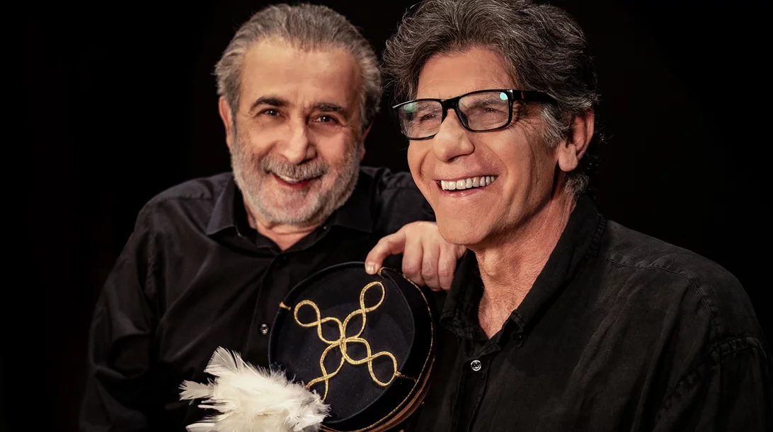 "Ένας ήρωας με παντούφλες": Ο Γιάννης Μπέζος σκηνοθετεί τον Λάκη Λαζόπουλο