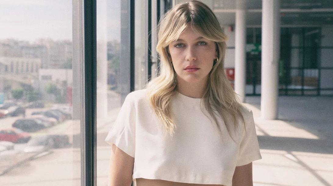 "ζ-η-θ, ο Ξένος": Η Κλέλια Ανδριολάτου διασχίζει την Οδύσσεια του Μαρμαρινού