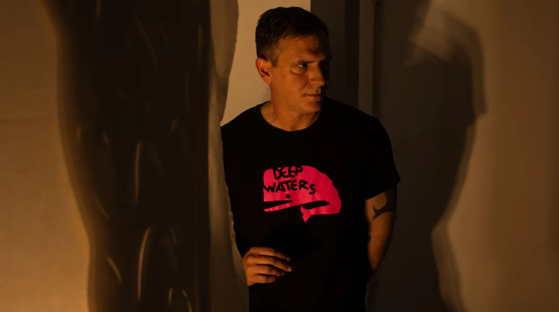 Ο Σπύρος Αγγελόπουλος ανατινάζει τα όρια του Καραγκιόζη στο Φεστιβάλ Αθηνών