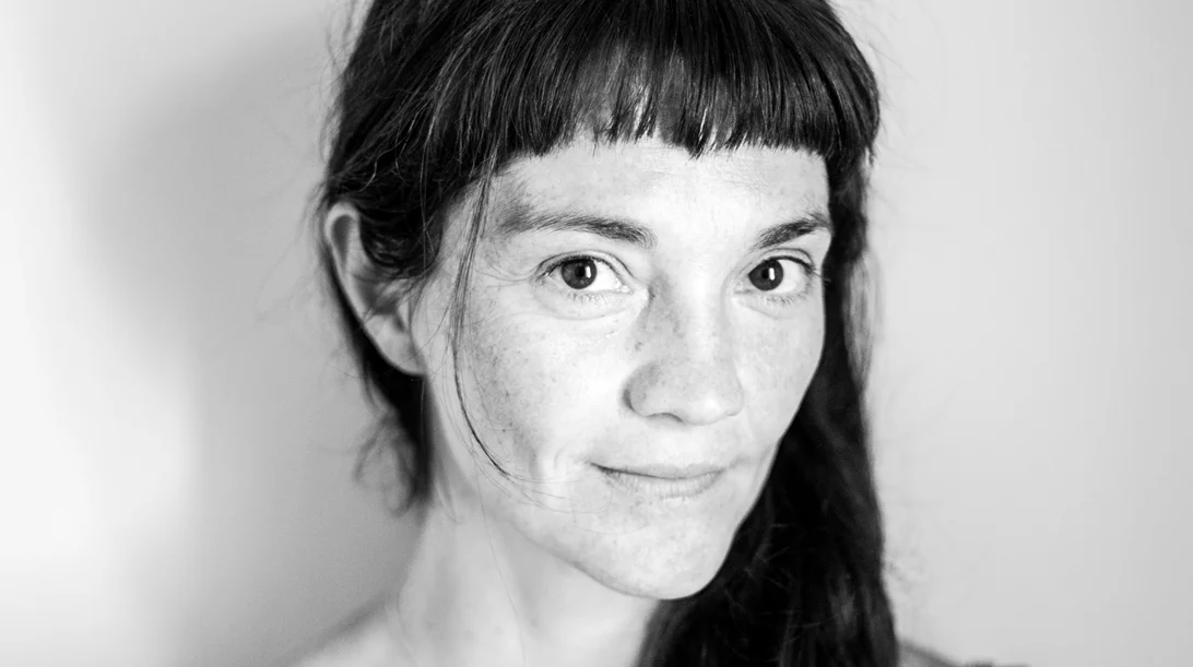 "Βαδίζοντας": Πέντε πράγματα που μάθαμε από την Αλεξάνδρα Καζάζου για το Transatlantic Group και το έργο του Τόμας Μπέρνχαρντ