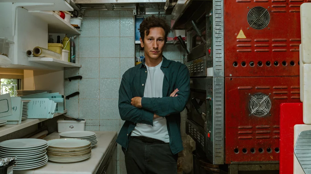 Ο Μιχάλης Σαράντης στην "Κουζίνα"-Η αλληγορία του Γουέσκερ, σε σκηνοθεσία Γιώργου Κουτλή