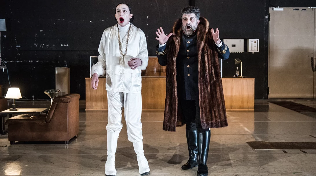 "Ο χορός του θανάτου": Πρώτες φωτογραφίες από την παράσταση του Γιάννη Χουβαρδά