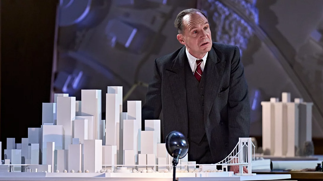 Συγκλονιστικός Ρέιφ Φάινς απευθείας από το Λονδίνο