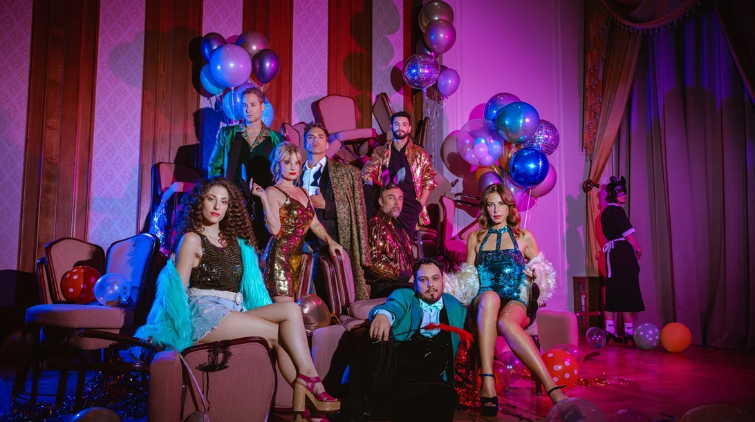 Στο 'Hotel Amour', η Σμαράγδα Καρύδη μας προσκαλεί σε μια νύχτα όπου όλα επιτρέπονται