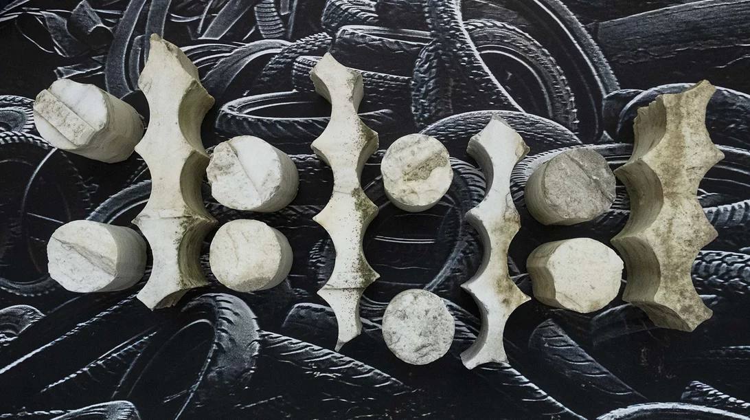 Τα αντιηρωικά, αντιμάτσο γλυπτά του Κώστα Τζημούλη στο Κέντρο Τεχνών