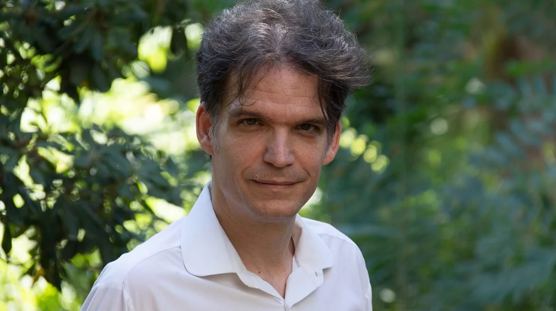 "Παντβάλ - Μια λοξή ματιά στο Υπόγειο": Κώστα Βασαρδάνη τι αξίζει να γνωρίζουμε για την παράσταση;